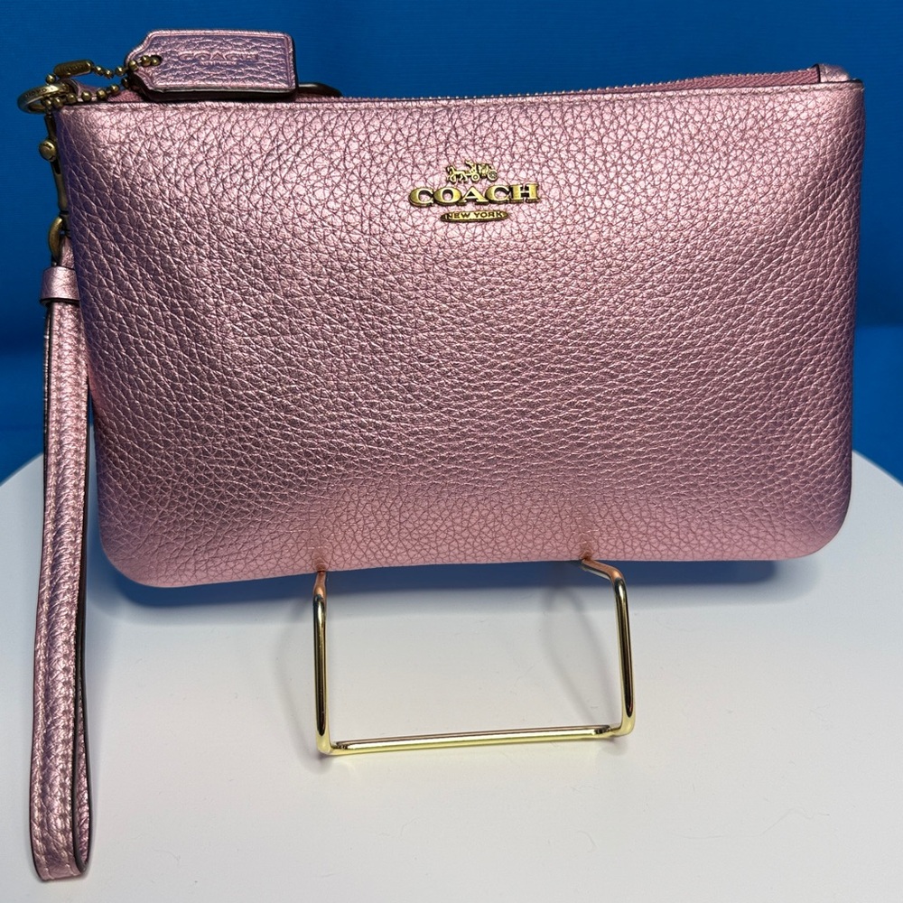 GORGEOUS COACH NEW YORK METALLIC PINK WRISTLET WITH HORSE & CARRIAGE & HANG TAG